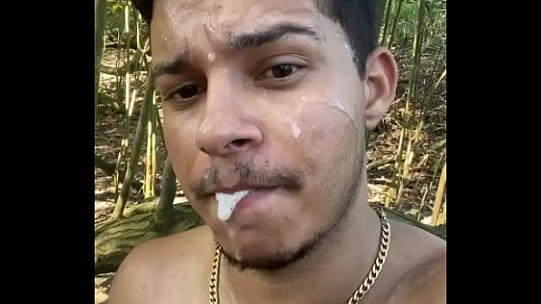 Gay com cara gozada na floresta