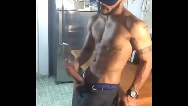 Brasileiro gay provocante batendo uma